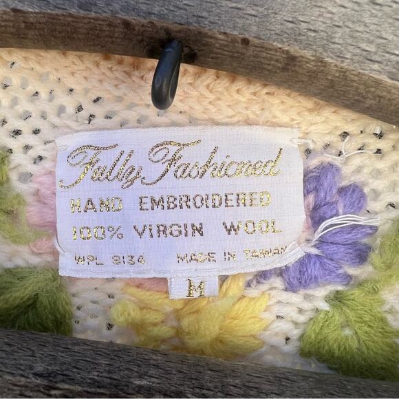 Vintage 60s embroidered floral 3D wool knit cardigan sweater cream purple green - Picture 3 of 6